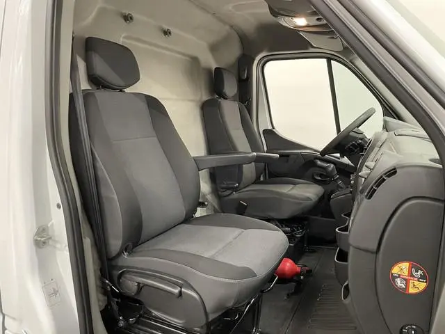 Renault Master T35 2.3 dCi L2H2 130PK Airco Cruise Control Navigatie Parkeersensoren 2-zits
