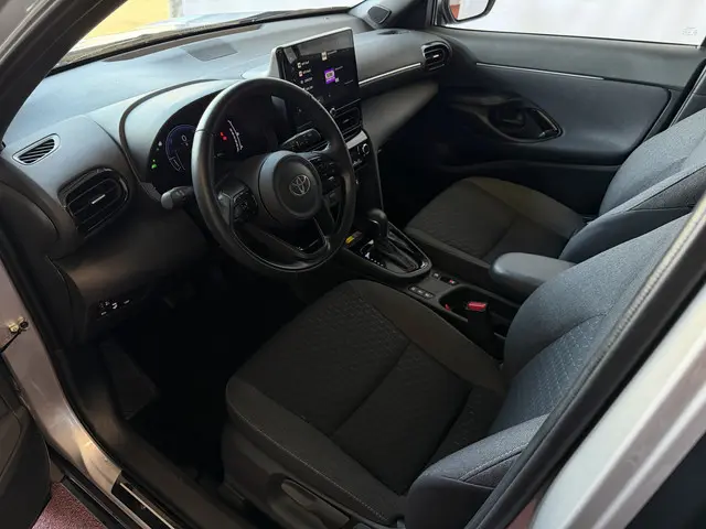 Toyota Yaris Cross 1.5 HYBRID DYNAMIC STOEL/STUUR VERW. 17''LMV P.SENSOR V+A KEYLESS CAMERA LED ZWAR...