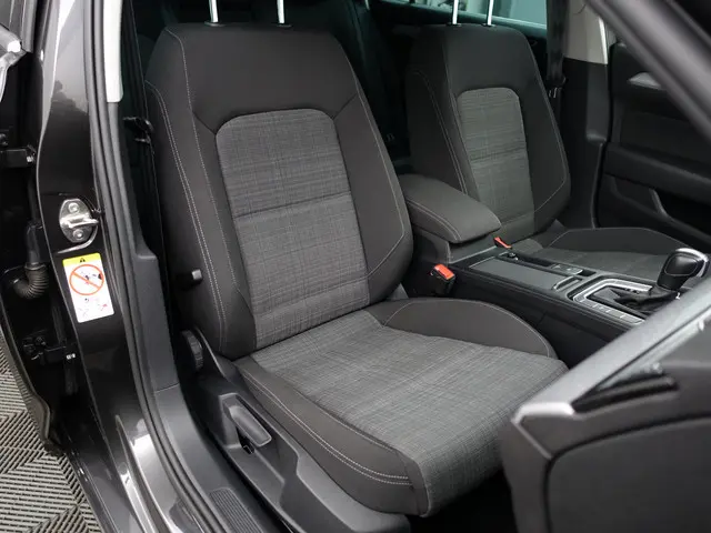 Volkswagen Passat Variant 1.5 TSI Business Aut- Ada Cruise, Ergo Comfort, Keyless, Carplay, Park Ass...