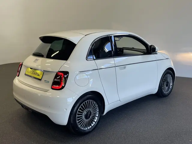Fiat 500e Comfort Style 3+1 42 kWh 244km actieradius Navigatie Apple Carplay/Android Auto Camera Par...