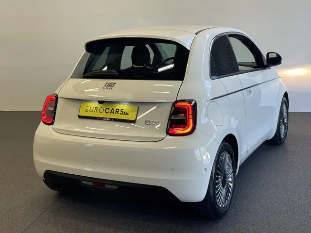 Fiat 500e Comfort Style 3+1 42 kWh 244km actieradius Navigatie Apple Carplay/Android Auto Camera Par...