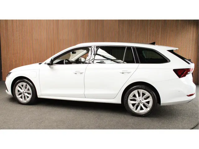 ŠKODA Octavia Combi 1.4 TSI iV PHEV HUD Leder Memory Camera ACC Stuurverwarming Ambient Keyless Virt...