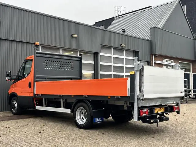 Iveco Daily 35C14 2.3 375 Laadklep 500kg Trekhaak 3500kg trekgewicht Airco 2-Persoons Open laadbak P...