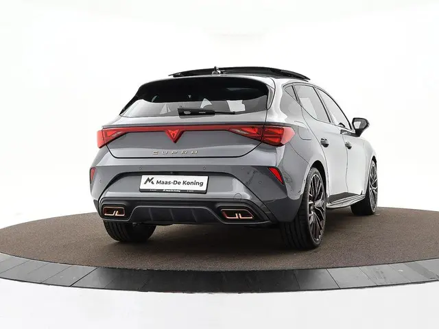 CUPRA Leon 1.5 TSI 204pk DSG e-Hybrid VZ Performance · Panoramadak · Camera · Keyless · Dodehoek Det...