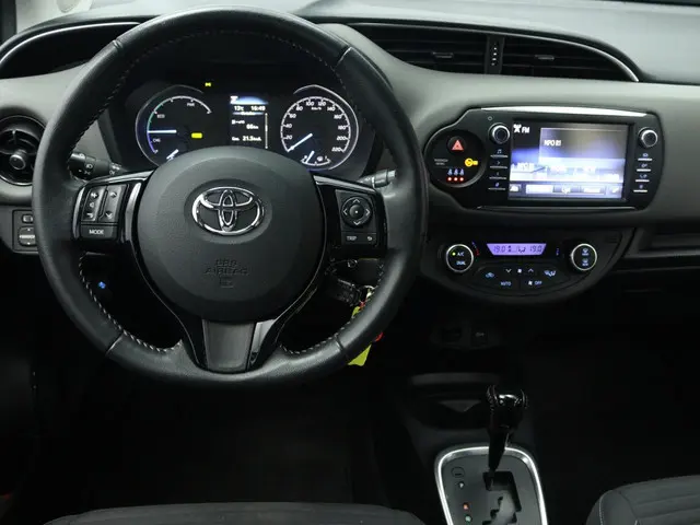 Toyota Yaris 1.5 Hybrid Aspiration Automaat | All season | Camera | Cruise co