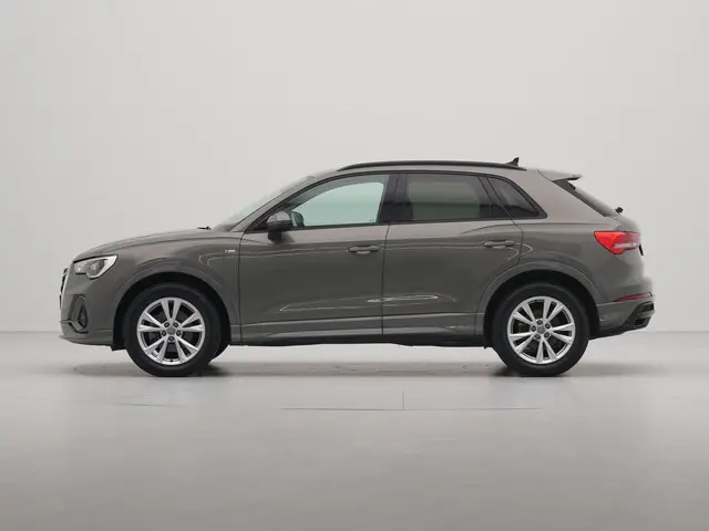 Audi Q3 35 TFSI  150pk Edition S line Navigatie dig display privacy glass 17