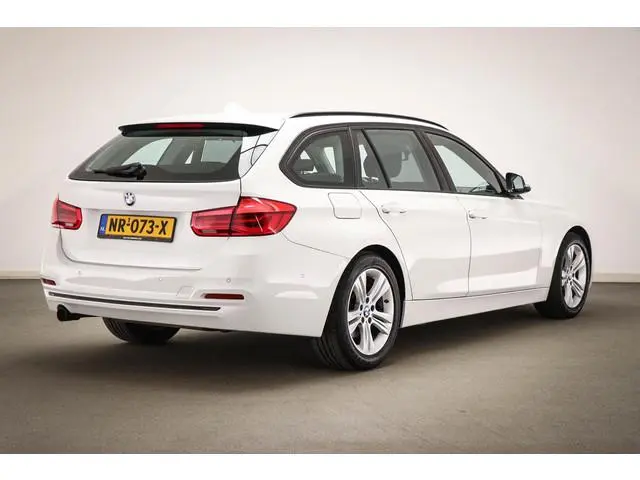 BMW 3-serie Touring 318i High Executive Sport | LEDER | ADAPTIVE LED | HEAD UP
