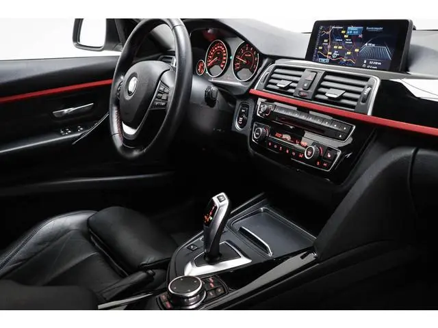 BMW 3-serie Touring 318i High Executive Sport | LEDER | ADAPTIVE LED | HEAD UP