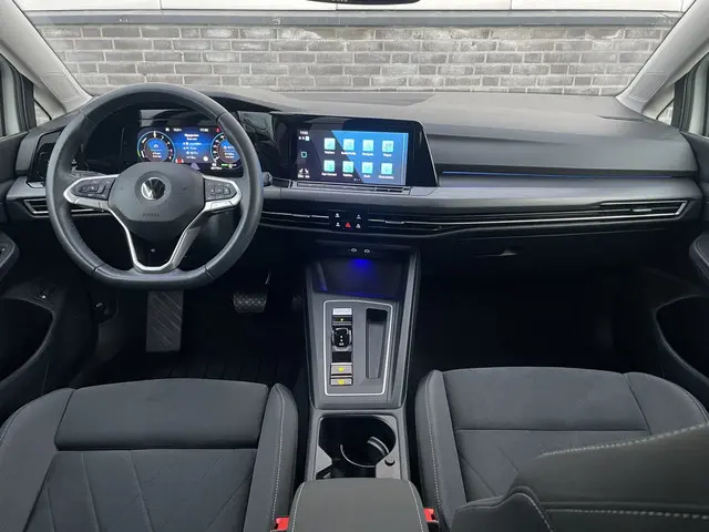 Volkswagen Golf 1.4 eHybrid Style | Elek. Trekhaak | IQ-Light | Carplay | Memory | Navi | Sfeerverlichting