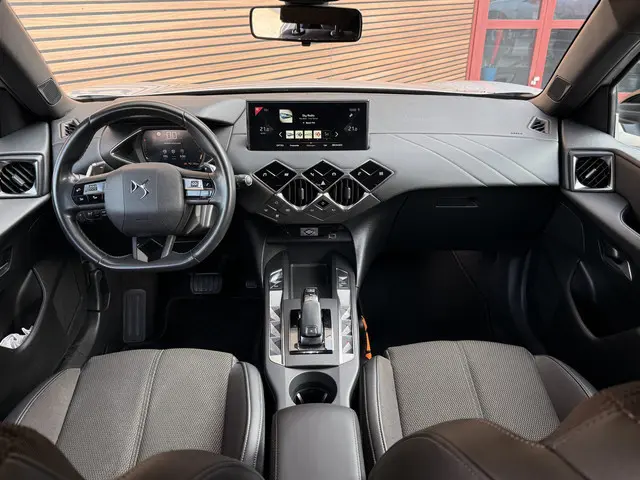 DS 3 Crossback 1.2 PureTech Rivoli Navi / Camera / Carplay / Lm Velgen / Trekhaak