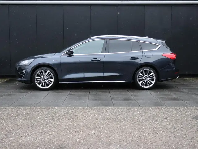 Ford Focus Wagon 1.5 EcoBoost Vignale | LEDER | PANO-DAK | TREKHAAK | B&O | CAMERA | HEAD-UP | APPLE...