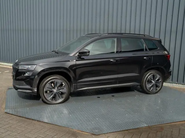 ŠKODA Karoq 1.5 TSI ACT Sportline Business | Pano | Trekhaak wegkl. | Camera Prijs Rijklaar!!