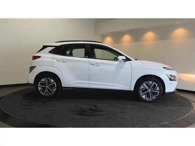 Hyundai Kona EV Comfort 39 kWh - Verwarmde stoelen | Digitaal dashboard | Hill hold functie |