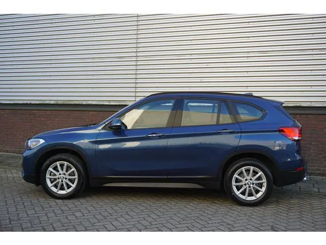 BMW X1 sDrive20i Executive Edition/Head-Up/Sportstoelen/ LED/Trekhaak.