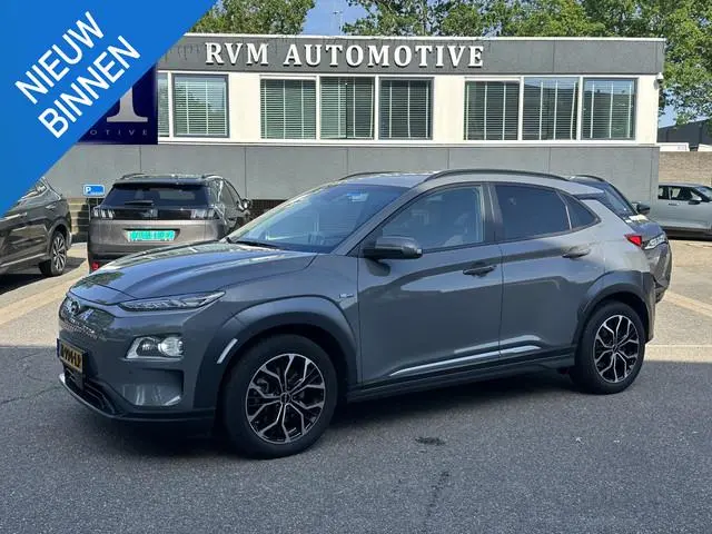 Hyundai Kona EV Premium 64 kWh SOH 97% | 12 MND BOVAG GARANTIE | STOEL/STUURVERWARMING | ELEK. STOEL...