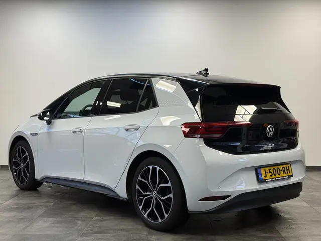 Volkswagen ID.3 First 58 kWh Adaptive-Cruise Full-led Navigatie Trekhaak 24 maanden garantie mogelijk (*vraag naar de voorwaarden)