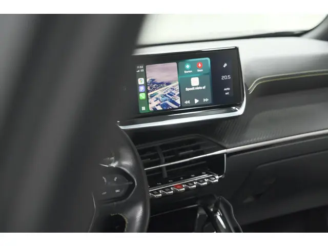 Peugeot 2008 PureTech 130 GT-Line | Camera | Adaptieve Cruise Control | Allseason Banden | Navigatie