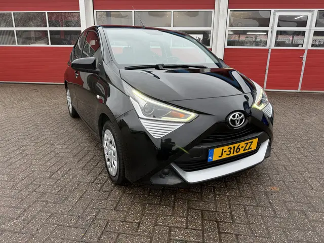 Toyota Aygo 1.0 VVT- 73 PK | X-play | Airco | 5-drs Multimedia systeem | Achteruitrijcamera |