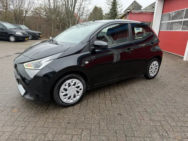 Toyota Aygo 1.0 VVT- 73 PK | X-play | Airco | 5-drs Multimedia systeem | Achteruitrijcamera |