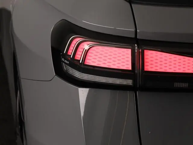 Volkswagen ID.7 Limited Edition Plus 77 kWh accu 210 kW / 286 PK V / Trekhaak / Massage / 360 graden...