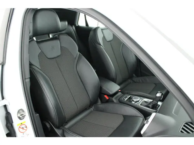 Audi Q2 35 TFSI 150pk S Edition Panoramadak Keyless Virtual Cockpit LED Koplampen S-Line