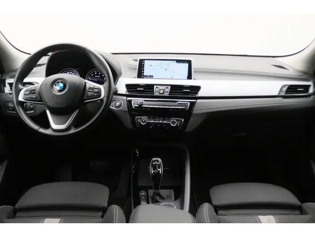 BMW X2 sDrive20i High Executive Automaat LED, Head-Up, Apple Carplay, Stoelverwarming, PDC, 17"