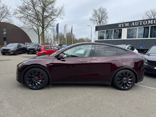 Tesla Model Y Performance AWD 75 kWh VAN € 40.900,- VOOR € 38.440,- UW LENTEVOORDEEL € 2.460,-!AFNEE...