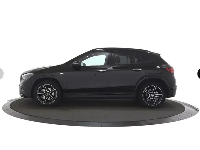 Mercedes-Benz GLA-klasse 250 e AMG Line Black Optiek / Sfeerverlichting / Stoelverwarming / Camera