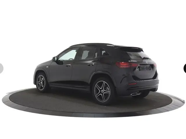 Mercedes-Benz GLA-klasse 250 e AMG Line Black Optiek / Sfeerverlichting / Stoelverwarming / Camera