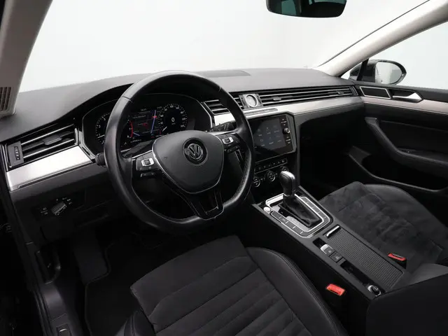 Volkswagen Passat Variant 1.5 TSI 150 pk DSG Highline Business | Achteruitrijcamera | Navigatie | St...