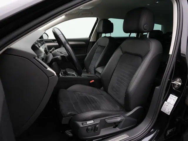 Volkswagen Passat Variant 1.5 TSI 150 pk DSG Highline Business | Achteruitrijcamera | Navigatie | St...