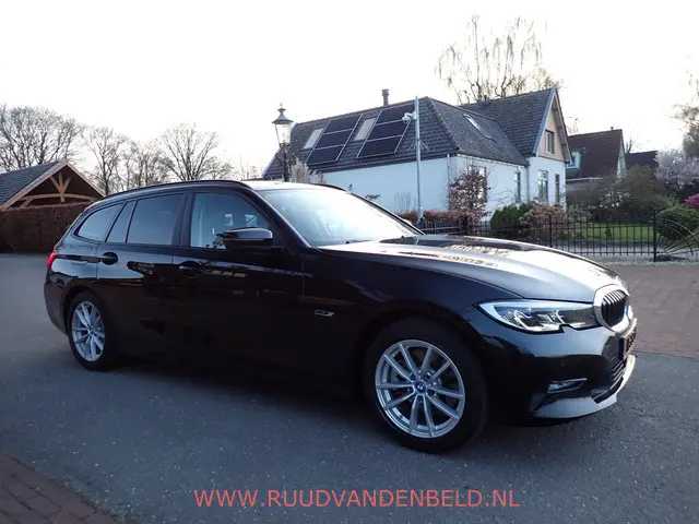 BMW 3-serie Touring 320e Business Edition Plus ACC / CARPLAY / CAMERA / TREKHAAK / LEER