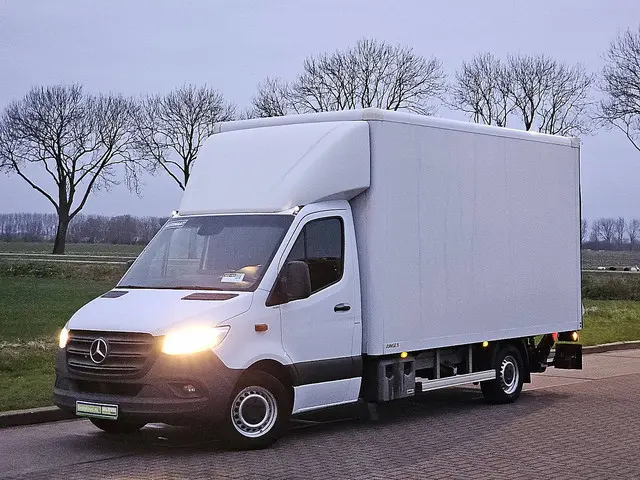 MERCEDES-BENZ SPRINTER 319 bakwagen laadklep v6