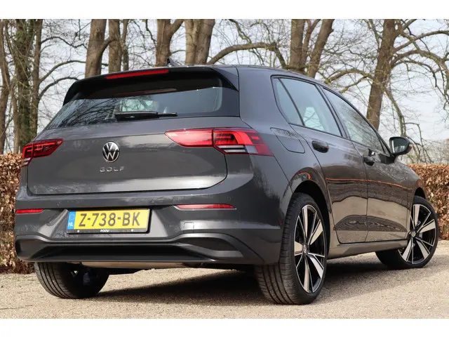 Volkswagen Golf 1.0 eTSI Life Business | Stoelverwarming | Camera | Massage |