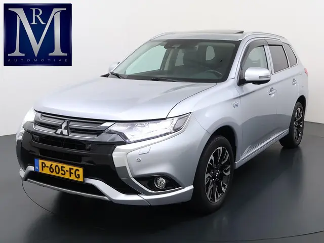 Mitsubishi Outlander 2.0 PHEV Prestige+ VAN: €23.900,- VOOR: €19.440,- UW EINDEJAARSVOORDEEL: €4.460,- | VEEL OPTIES!| ELEK. STOEL| ELEK. ACHTERKLEP| STOEL/STUURVERWARMING | AFNEEMBARE TREKHAAK | PANO DAK | ACHTERUITRIJ CAMERA |