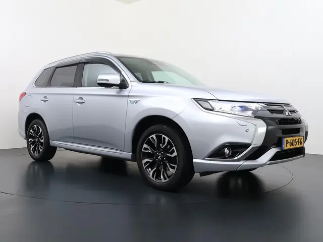 Mitsubishi Outlander 2.0 PHEV Prestige+ VAN: €23.900,- VOOR: €19.440,- UW EINDEJAARSVOORDEEL: €4.460,- | VEEL OPTIES!| ELEK. STOEL| ELEK. ACHTERKLEP| STOEL/STUURVERWARMING | AFNEEMBARE TREKHAAK | PANO DAK | ACHTERUITRIJ CAMERA |
