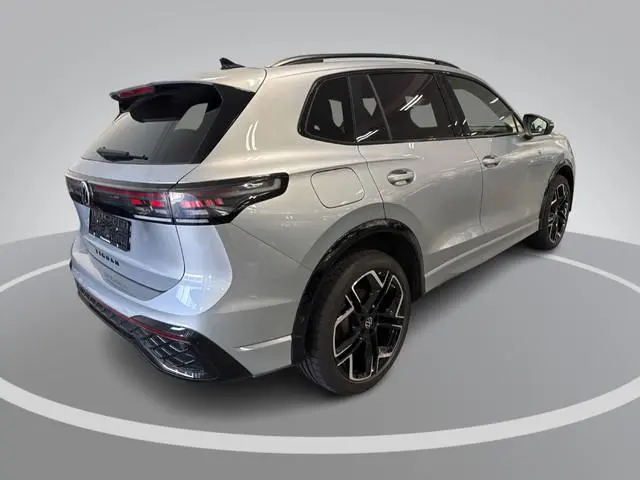 Volkswagen Tiguan 1.5 eHybrid 204pk DSG R-Line Edition · Panoramadak · 360 Camera · Inklap. Trekhaak...