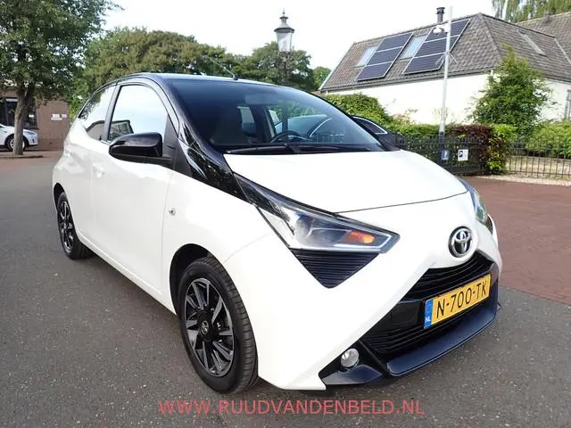 Toyota Aygo 1.0 VVT-i X-CITE TWO-TONE / CRUISE / CARPLAY / CAMERA / AIRCO /