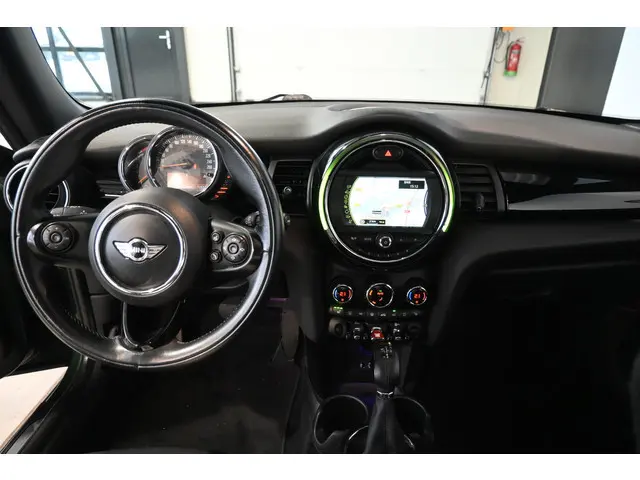 MINI Mini 1.5 Cooper Pepper Serious Business Automaat Navigatie Panoramadak Goed Onderhouden! Inruil...