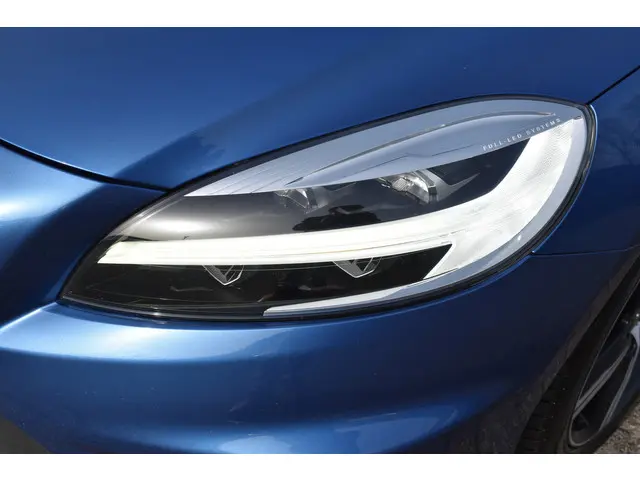 Volvo V40 T4 190PK Business Sport | PDC V/A | Cruise Control | Camera Achter | 17'' | Stoelverwarmin...