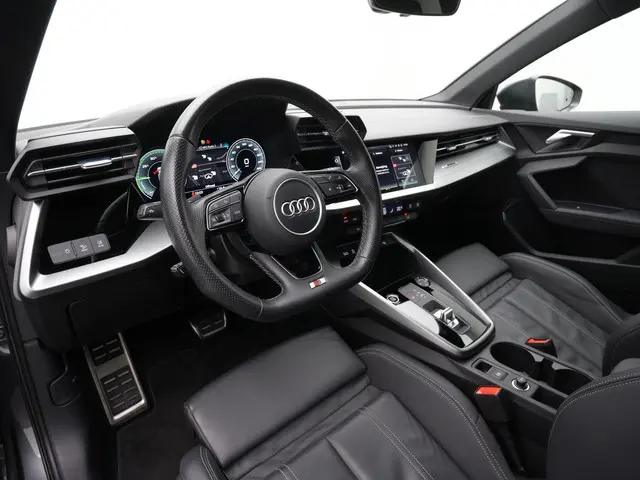 Audi A3 Sportback 40 TFSI e 204 pk S-tronic S-Line | Leder | Bang & Olufsen | Adaptive Cruise | Navigatie