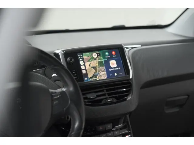 Peugeot 208 PureTech 82 Blue Lease Allure | Parkeersensoren | Climate Control | Apple Carplay | 16 I...