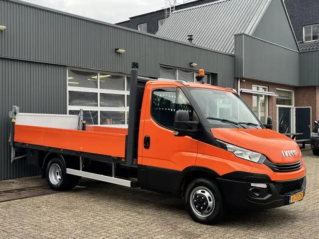 Iveco Daily 35C14 2.3 375 Laadklep 500kg Trekhaak 3500kg trekgewicht Airco 2-Persoons Open laadbak P...