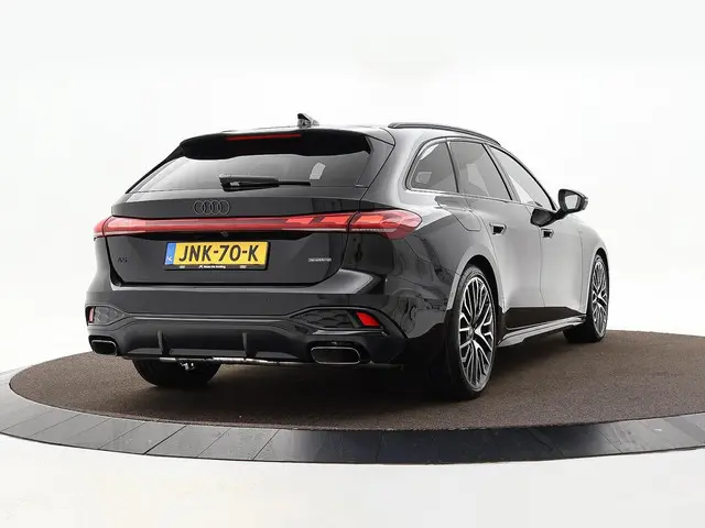 Audi A5 Avant 2.0 e-hybrid quattro S edition Competition 367 PK Tech Pro · Panorama dak · Lederen be...