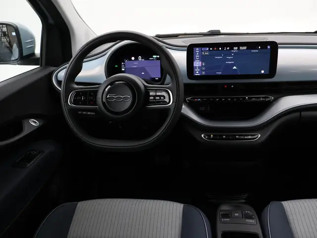 Fiat 500C 42 kWh Aut. *SOH 97%* *CELESTIAL BLUE* + STOELVERW. | CAMERA | 17 INCH | APPLE CARPLAY