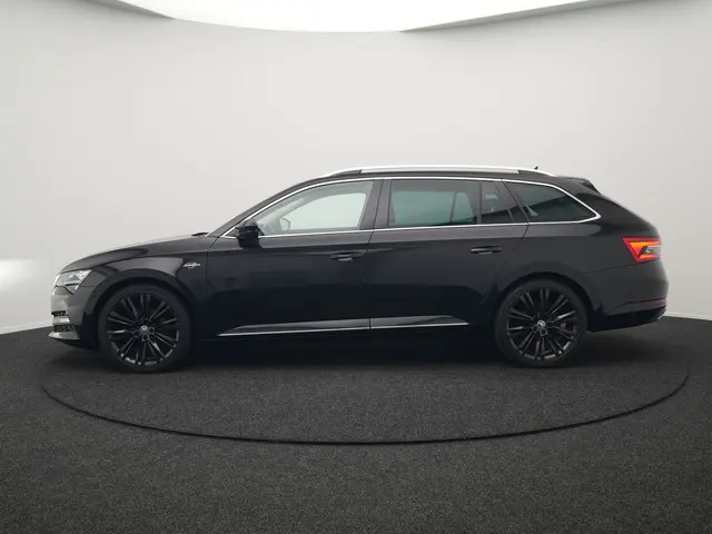 ŠKODA Superb Combi TSI iV Laurin & Klement Plug In Hybrid 218pk PHEV | Black Optic | Cruise Control | Crystal LED | Keyless | Lederen Sportstoelen Memory & Verwarmd | Apple Carplay | Canton Audio | Navigatie | Verwamd Stuur | DAB |
