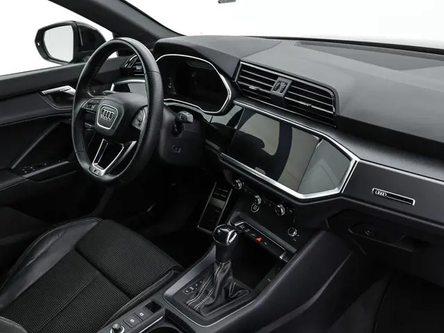 Audi Q3 Sportback 45 TFSIe 245pk S-tronic Edition · Camera ·Apple/Android Car Play ·  Dodehoek Detec...