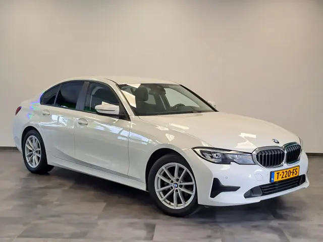 BMW 3-serie 318i Executive Navigatie Clima Cruise PDC LM 157 PK! 24 maanden garantie mogelijk (*vraag naar de voorwaarden)