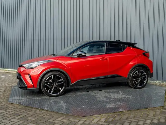 Toyota C-HR 1.8 Hybrid GR-Sport | Bi-Tone | Trekhaak | Dodehoek sensoren | Stoel & Stuur verw. | 19'...