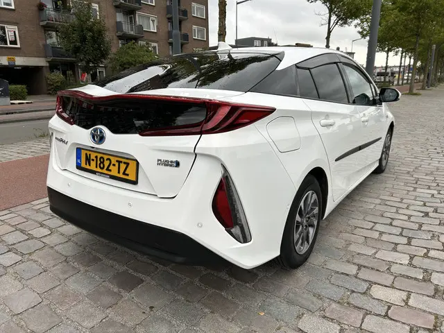 Toyota Prius 1.8 Plug-in Business Plus meest complete uitvoering! full optie